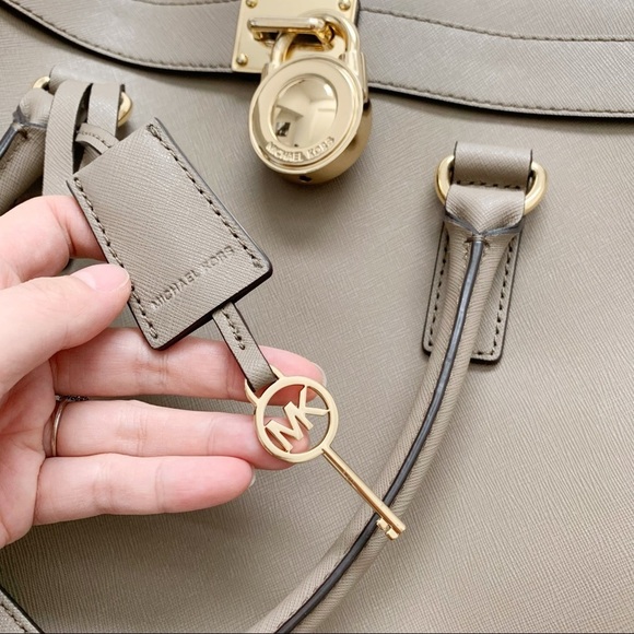 Michael Kors Large Hamilton Saffiano‎ Tote - Picture 5 of 16